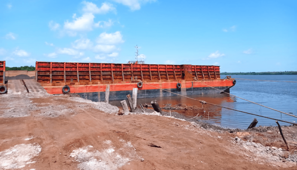 Tongkang 330 Feet Bersandar di Jetty  Untuk Pengangkutan Bijih Besi